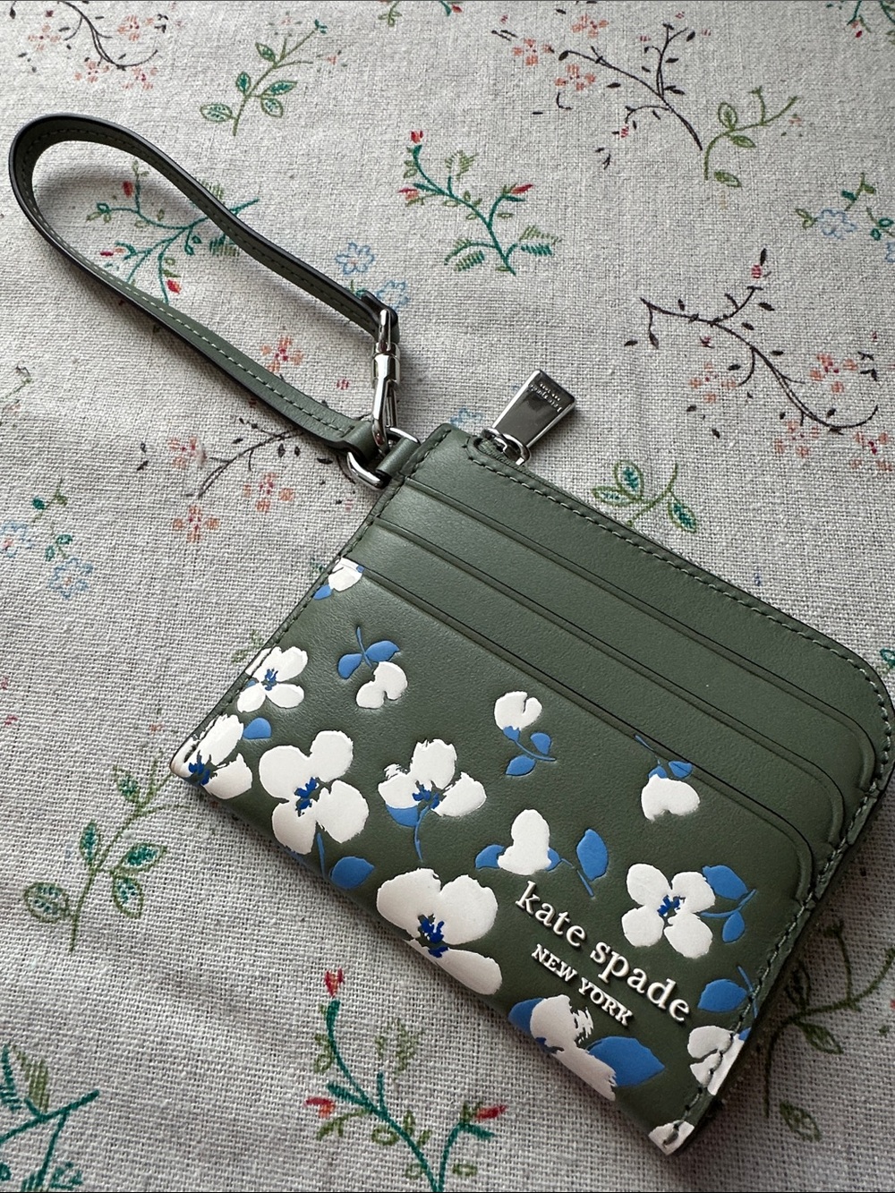 kate spade green floral wristlet card case with blue and white blossoms